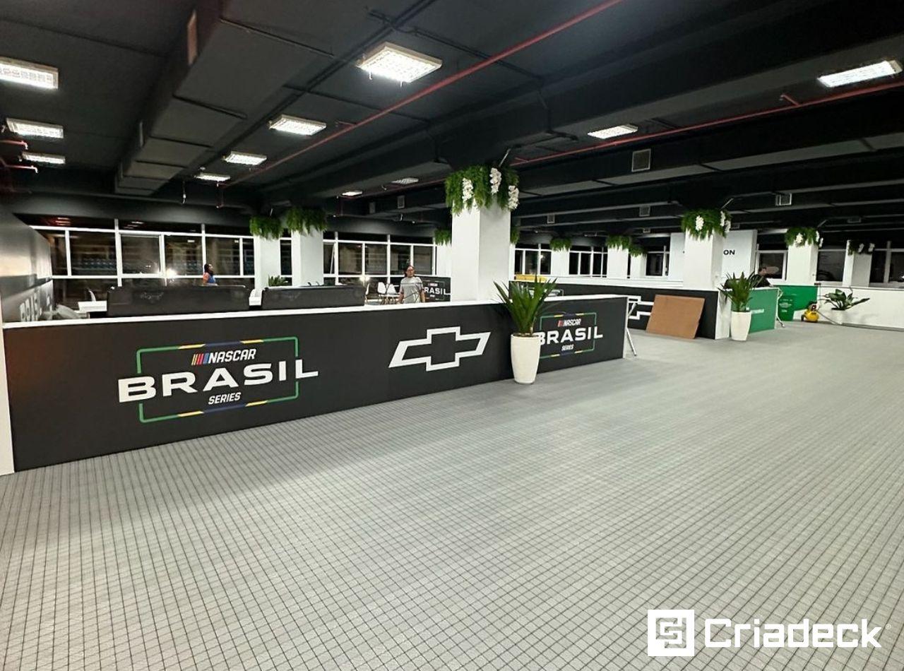 Pisos plásticos personalizados da Criadeck durante a emocionante corrida da Copa Truck 2024 em Interlagos.